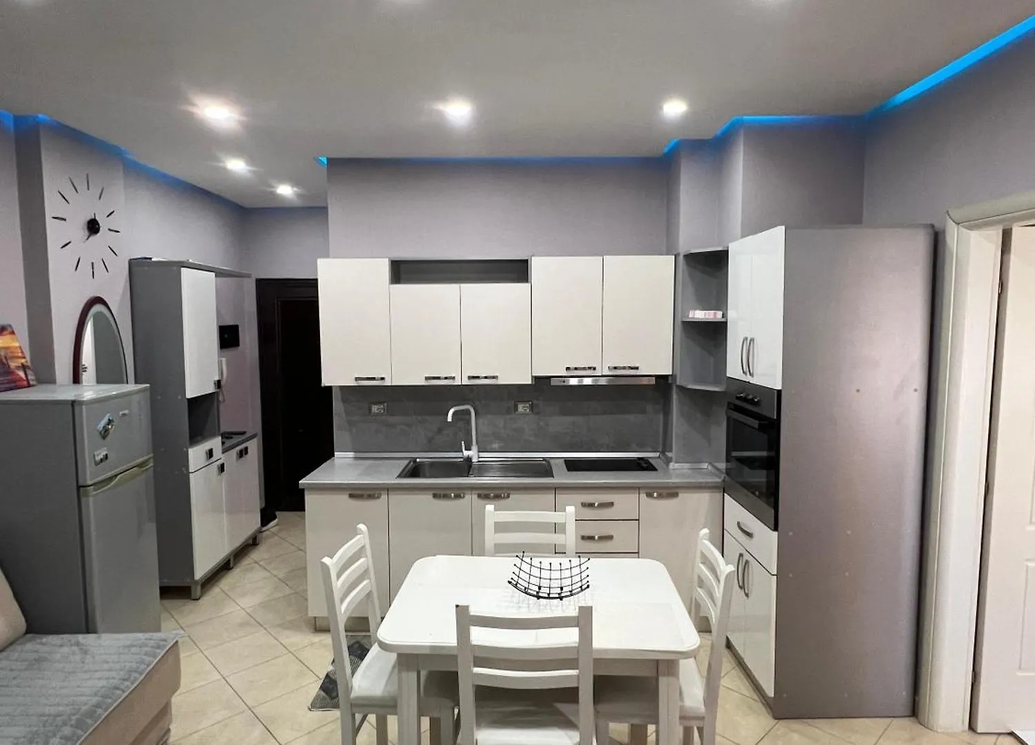 Flower Apartment Golem אלבניה